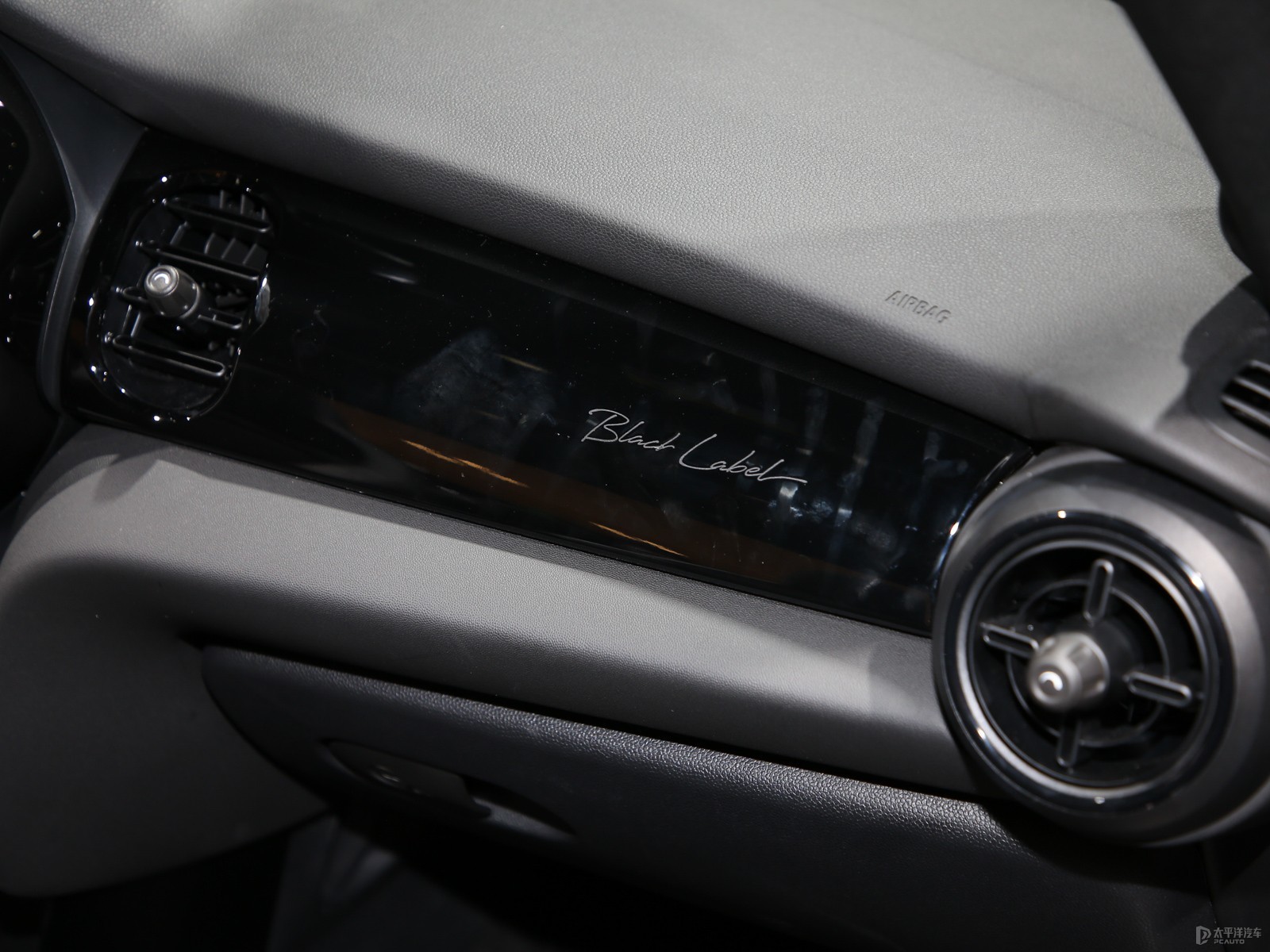 MINI 2022款 2.0T COOPER S CABRIO 黑標特別版內飾